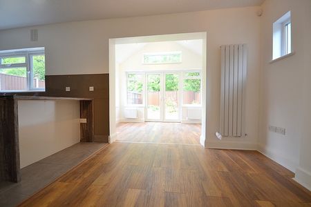 3 Bed Flat, Mill Hill East, NW7 - Photo 2