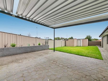 Modern Family Home with Airconditioning and Gas Cooking! - Photo 4