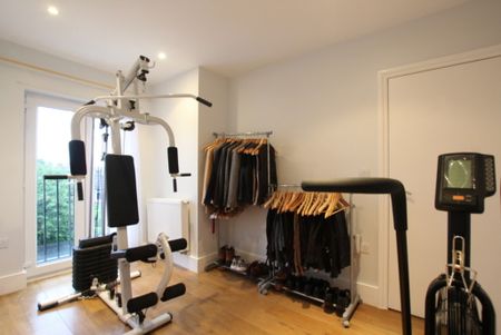 3 Bedroom Flat, Melrose Avenue, Mitcham - Photo 3