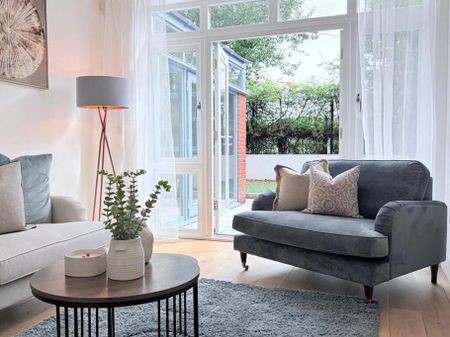 6 bedroom detached house to rent - Photo 2