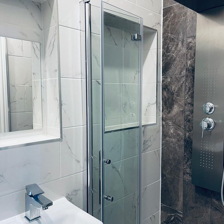 Self contained studio next to Gants hill tube station-£1100 inclusive bills - Photo 1