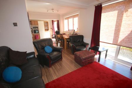 4 bedroom semi-detached house to rent - Photo 3