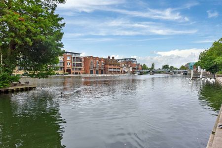 A modern one bedroom apartment opposite the River Thames with separate storage unit. - Photo 2