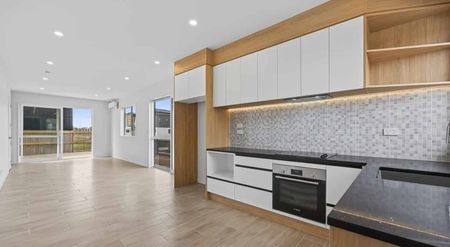 Brand-New Modern Family Home for Rent – Corner Site - Photo 2