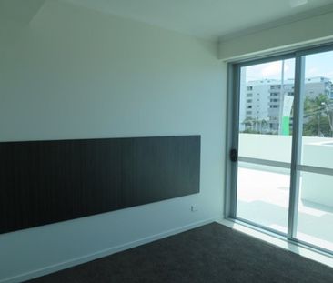 MODERN RIVER FRONT APARTMENT - Photo 3