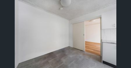 Updated Two Bedroom Unit in a Convenient Liverpool Location - Photo 2
