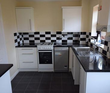 2 bedroom end of terrace house to rent - Photo 2