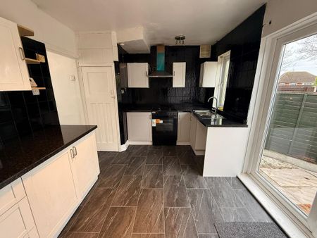 2 bedroom semi-detached house to rent - Photo 4