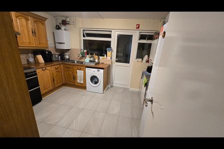 Room in a Shared House, Atkinson Road, E16 - Photo 5