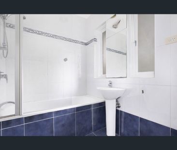 Spacious Apartment Moments from Kirribilli Village - Photo 4