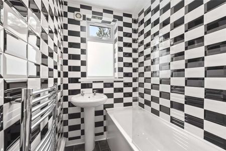 A two bedroom furnished flat with a study. - Photo 4