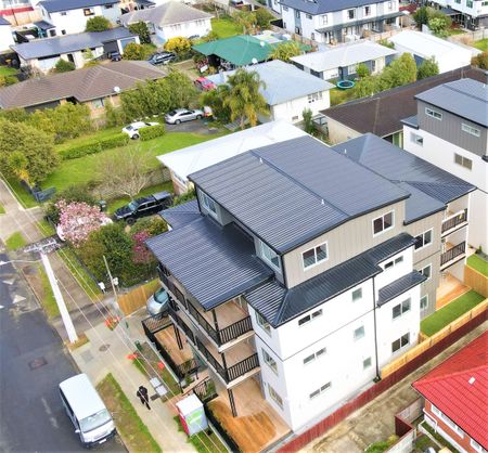 RARE MODERN PENTHOUSE - SPACIOUS & CENTRAL - Photo 3