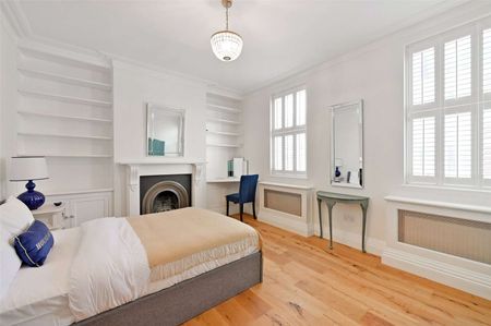 Grade II listed four bedroom townhouse adjacent to Windsor Castle and just yards away from The Long Walk. - Photo 5