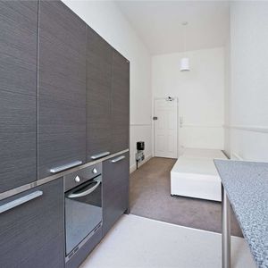 This studio boasts a private kitchenette, terrace and a prime South Kensington location. Shared bathroom facilities - Photo 2