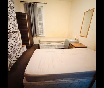 Room in a Shared House, Somerby Road, IG11 - Photo 2