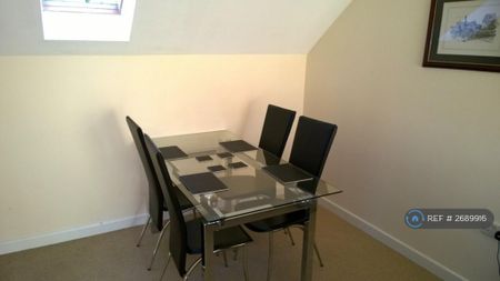 2 bedroom flat to rent - Photo 2