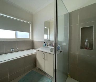 “Stylish Family Home in the Heart of Upper Point Cook” - Photo 4