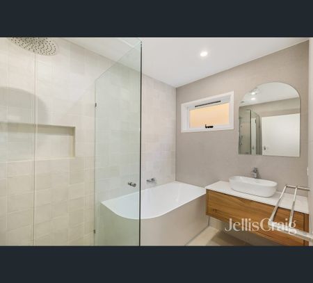 2/174 Waiora Rd, Rosanna, Vic 3084 - Photo 3