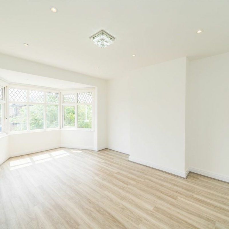 Blandford Avenue, Twickenham, TW2 - Photo 1