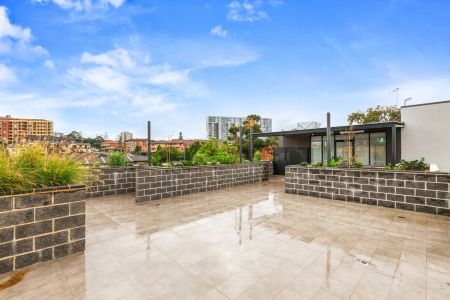 FULLY FURNISHED - Near-New 2 Bedroom Apartment with Rooftop Courtyard - Photo 2