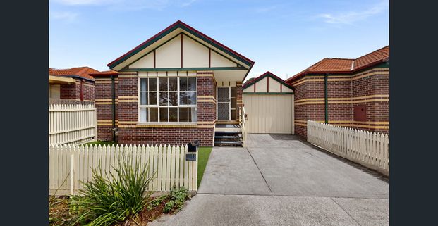 Stylish Low-Maintenance Bayside Living - Photo 1