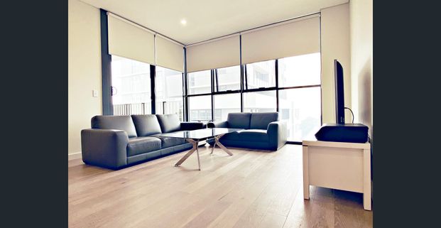 Luxury Furnished Generous 2 Bedroom Apartment with City View - Photo 1