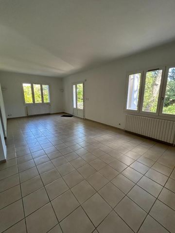 Location Maison 5 pièces 109m² LES ANGLES 30133 - Photo 3