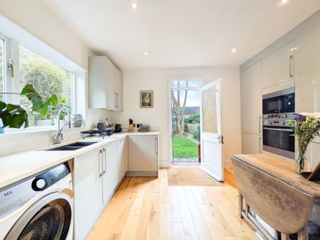 South Croxted Road, London, SE21 - Photo 2