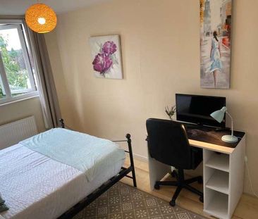 Windsor Close, GU2 - Photo 4