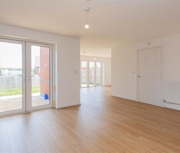 4 bed House - Detached To Let - Photo 2