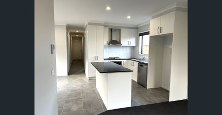 Stunning Family Home in Cranbourne East!! - Photo 3