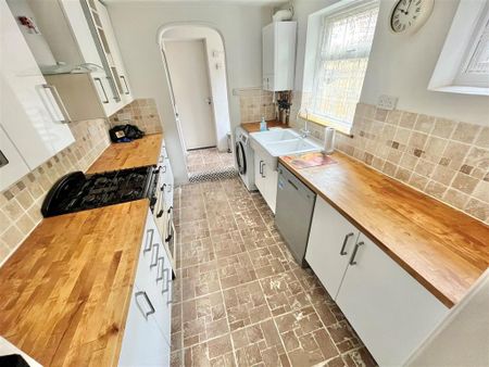 3 bedroom end of terrace house to rent - Photo 4