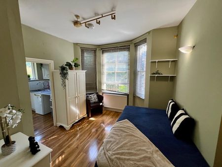 1 Bed Flat, Basement Garden, W12 - Photo 2