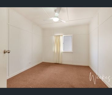 TIDY, BRIGHT HOME IN A SOUGHT AFTER LOCATION! - Photo 2