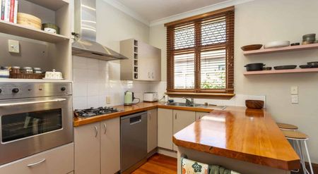 Lovely 3-bedroom character home! - Photo 3