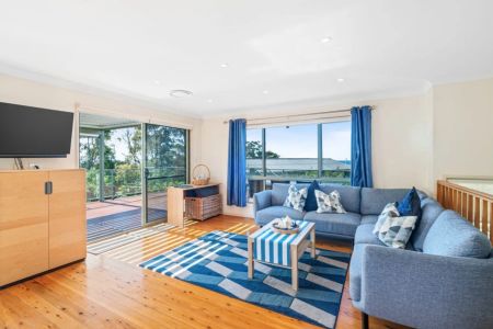Delightful Family Home Enjoying Filtered Ocean Views - Lawn Care Included ! - Photo 3