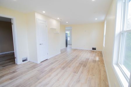 **STUNNING** Beautiful 2 Bedroom Upper Unit in Welland - Photo 2