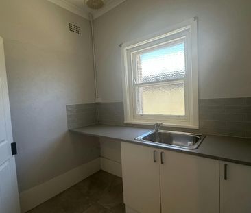 Cozy 3-Bedroom Home in Central Bathurst - Photo 4