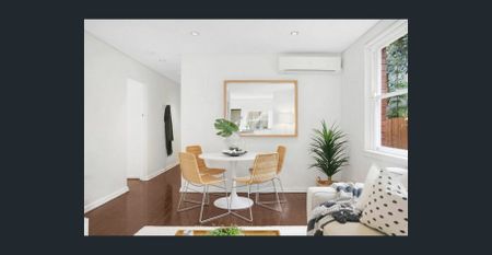 Well-proportioned sun filled 3 bedroom apartment positioned in sought after cul-de-sac - Photo 3