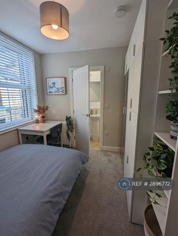 1 bedroom in a house share to rent - Photo 4
