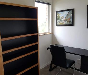 Charming 3-Bedroom Upstairs Apartment with Stunning Views in Remuera - Photo 6