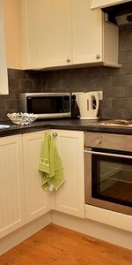 Huge Six Bedroom House - Photo 3