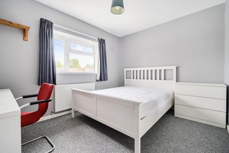 8 bedroom semi-detached house to rent - Photo 2