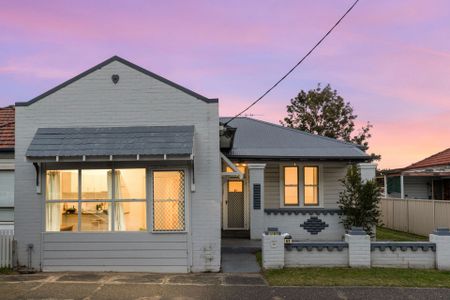 Charming three bedroom cottage combines character with modern - Photo 3