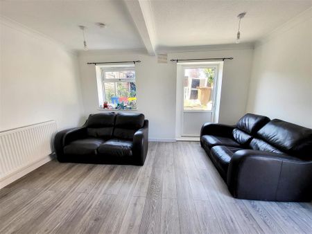 3 bedroom flat to rent - Photo 3