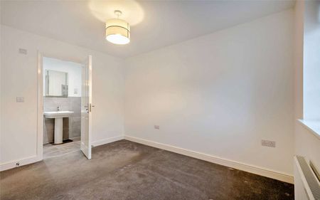 Three bedroom house with a driveway in a sought after village - Photo 4