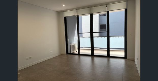 Modern Apartment with skyline views - Photo 1