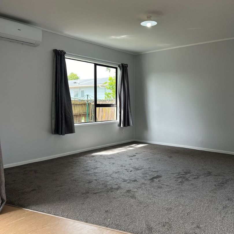 Sunny & Renovated 2-Bedroom Home – Private Backyard in Papakura - Photo 1
