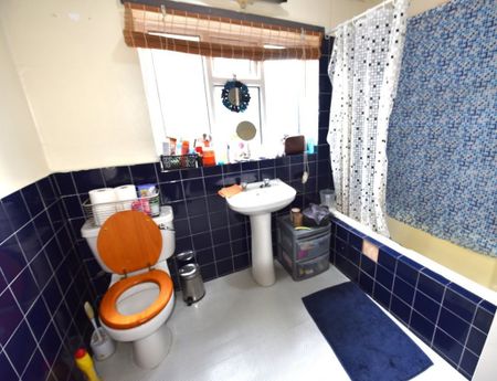 2 bedroom Flat in Otley Road, Leeds - Photo 4