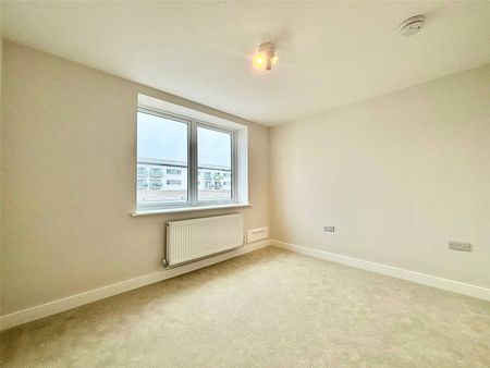 Victoria Road, Farnborough, Hampshire, GU14 - Photo 2